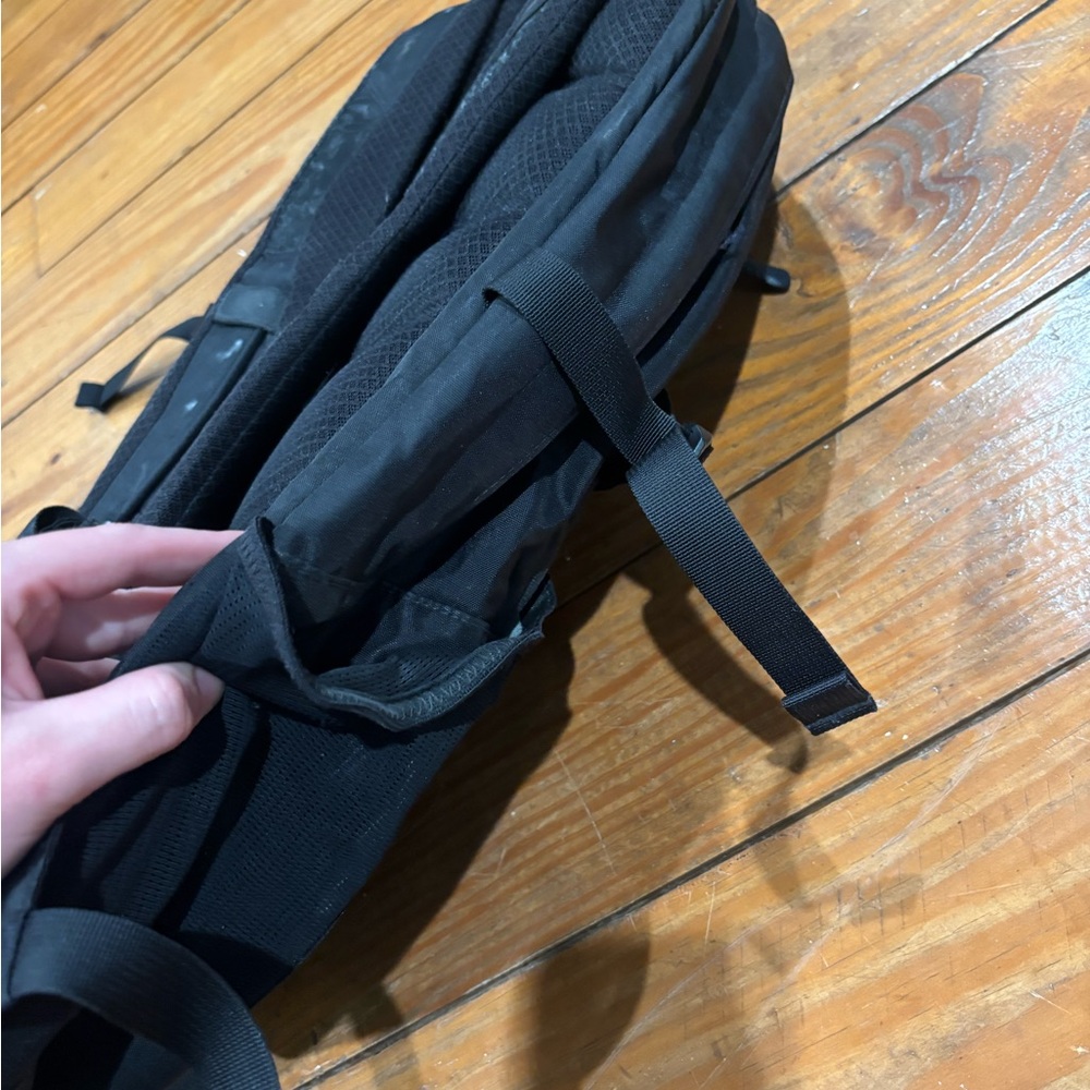(979)*NORTH FACE BLACK BACKPACK* - Picture 9 of 11